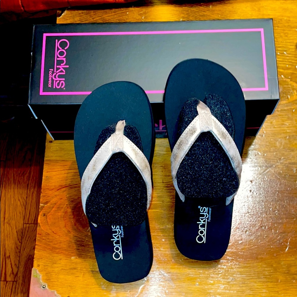 New Corkys gold medal washed metallic summer plans flip flops, size 7